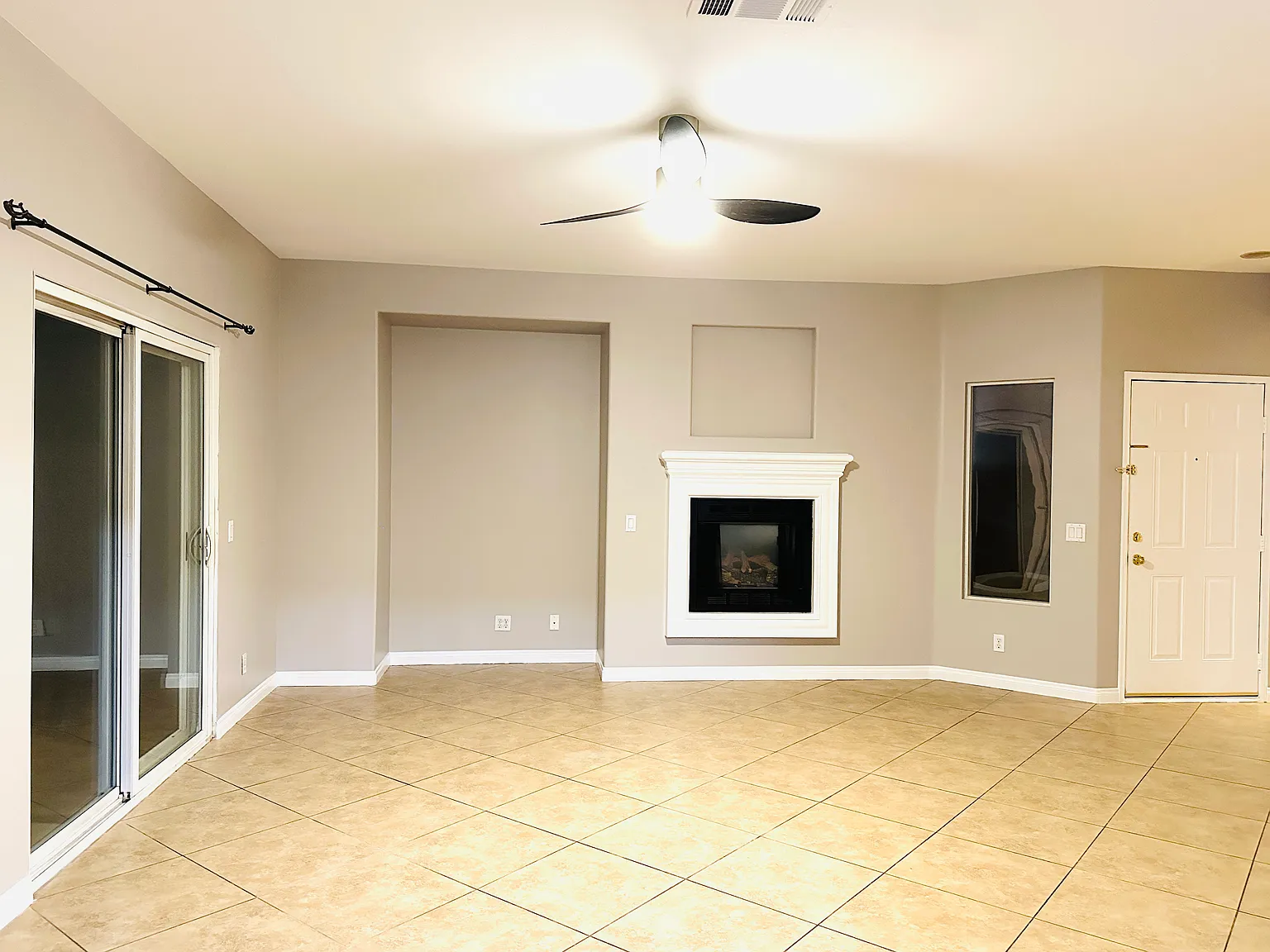 4 bed, 2298 sqft, $3,580 — Photo 3