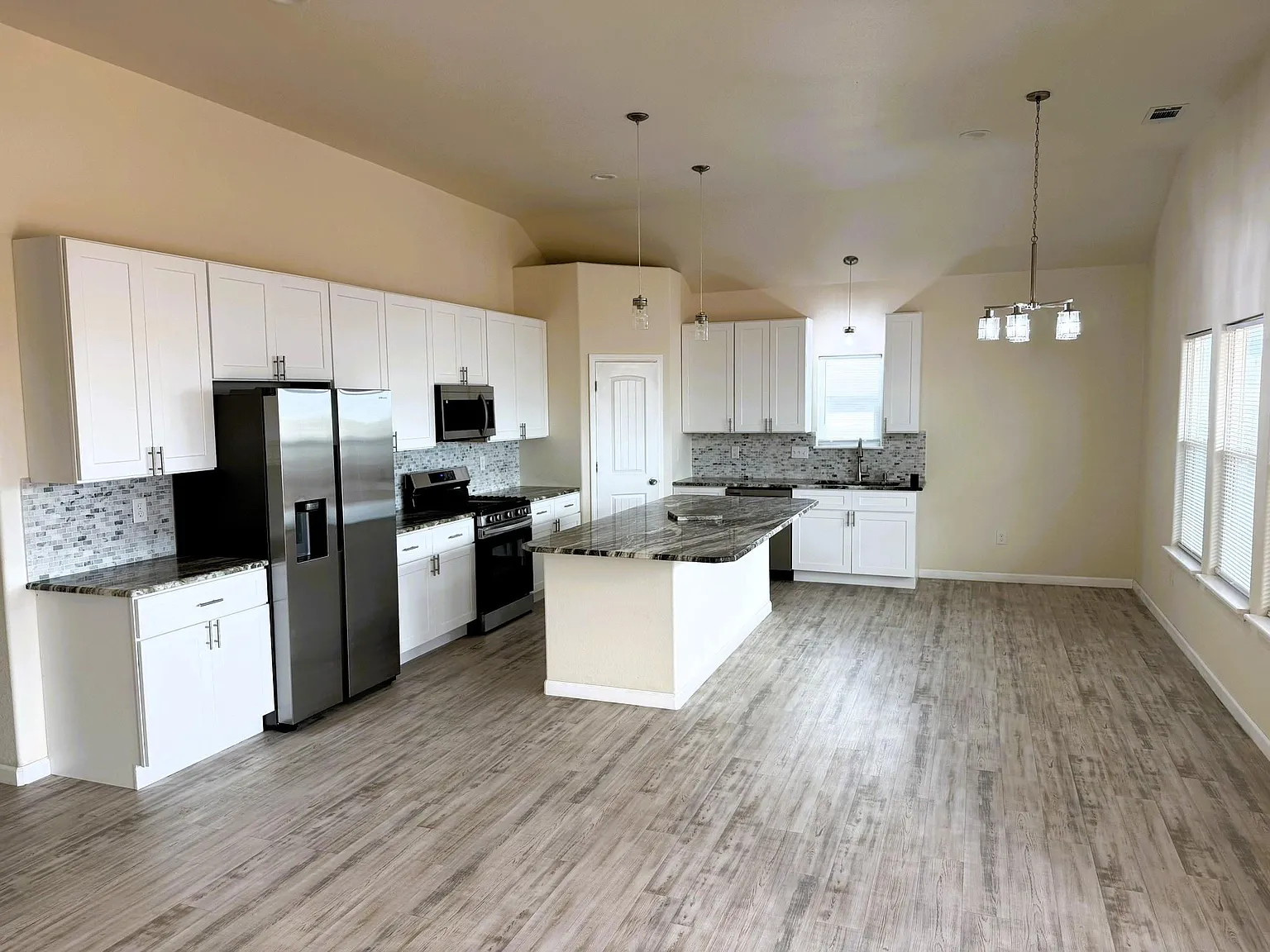 3 bed, 2.0 bath, 1600 sqft, $3,575 — Photo 3