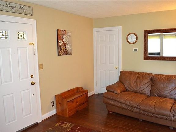 3rd image of 8405 Beech Ave