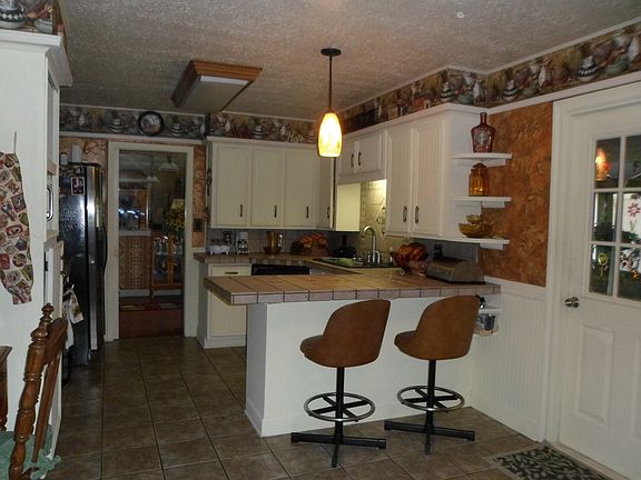 Kitchen with snack bar
