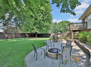 1098 Heather Dr, Woodbury, MN 55129