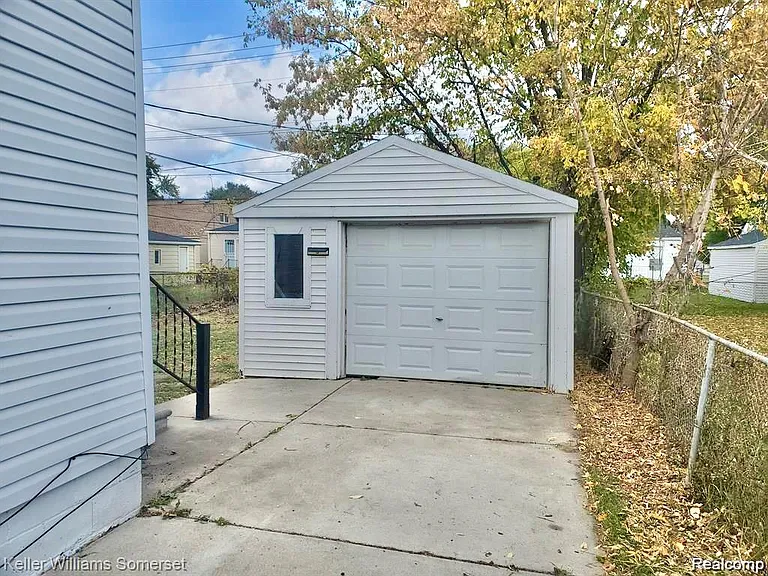 12753 Georgiana Ave — Photo 9