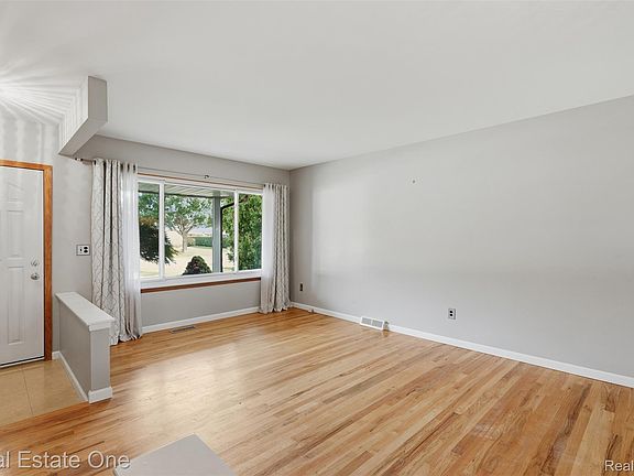 5th image of 35385 Witt Ct
