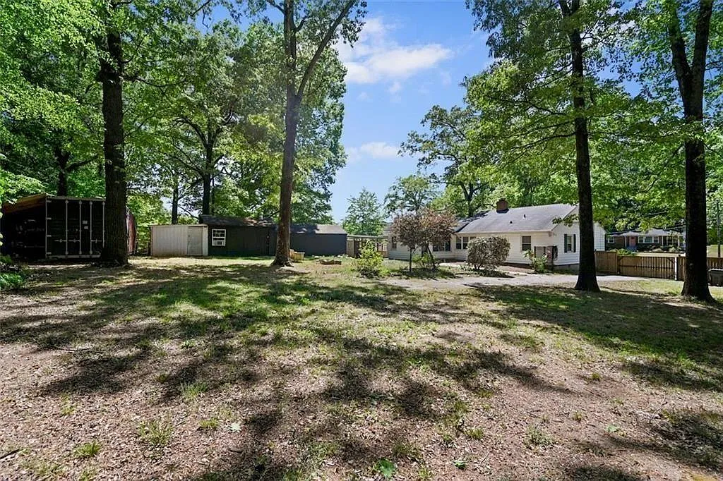 3 bed, 1.5 bath, 1744 sqft, $2,400 — Photo 2