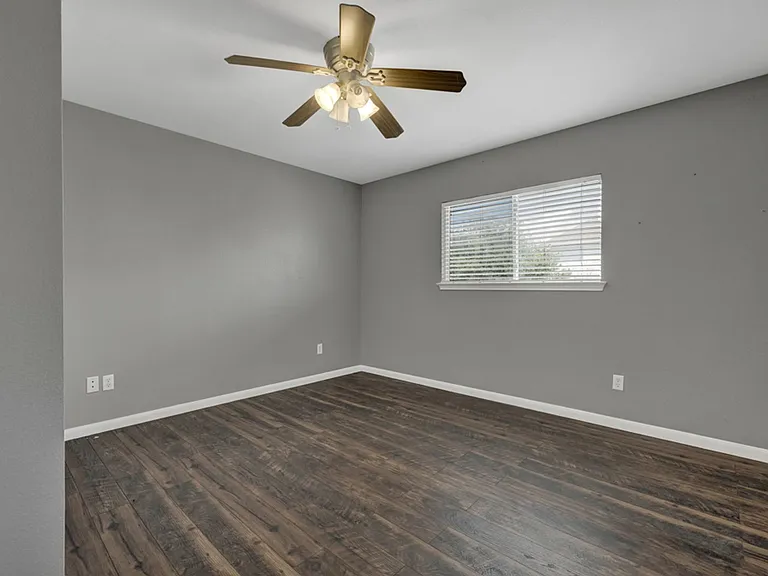 400 Summer Dr — Photo 32