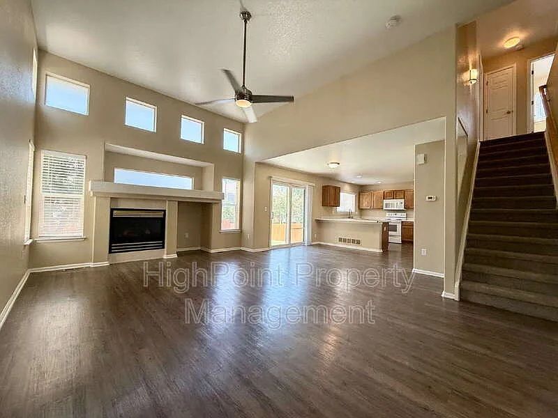 3 bed, 2.5 bath, 1373 sqft, $2,700 — Photo 3