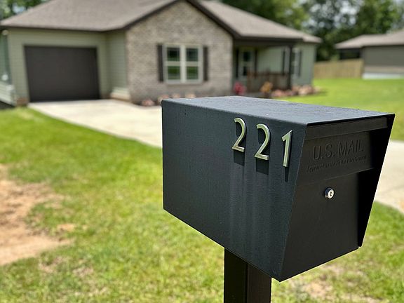 5th image of 221 Oakwood