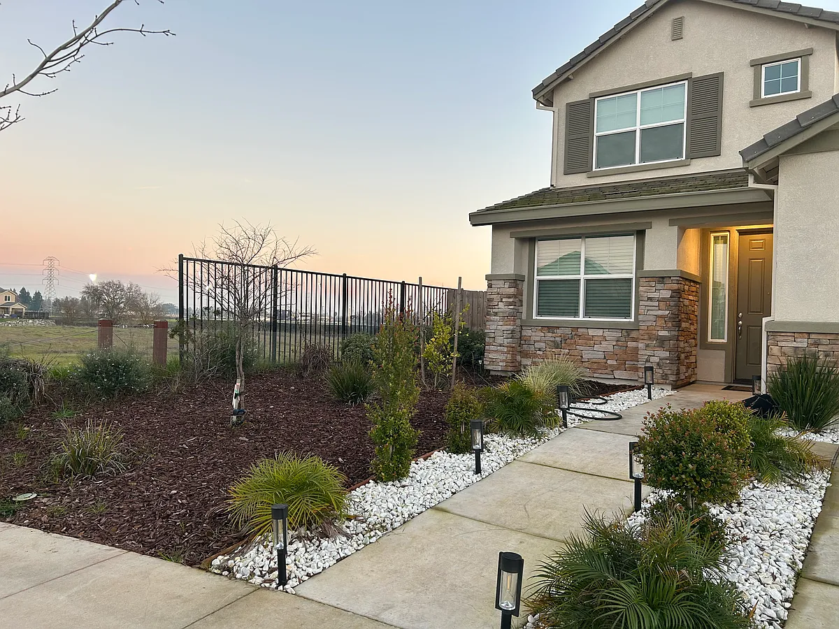 Building Photo - 9420 Del Seis Dr