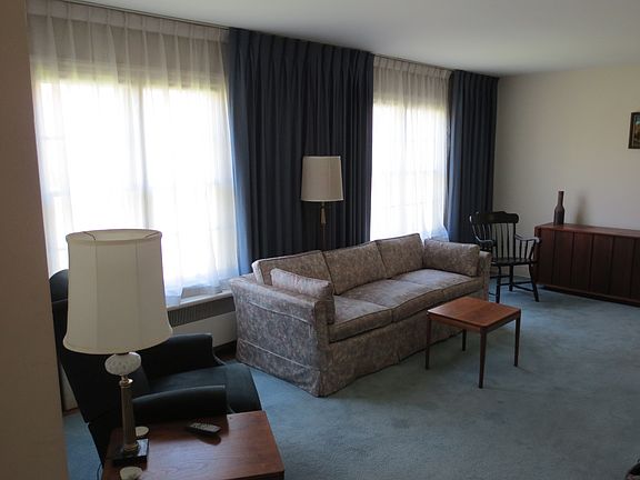 Liv Rm toward Str