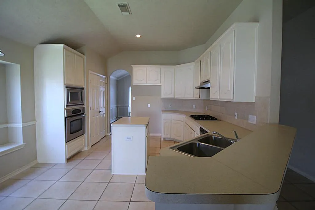 4 bed, 2.0 bath, 2017 sqft, $2,395 — Photo 3