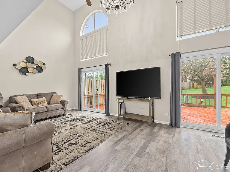 435 Ascot Ln — Photo 4
