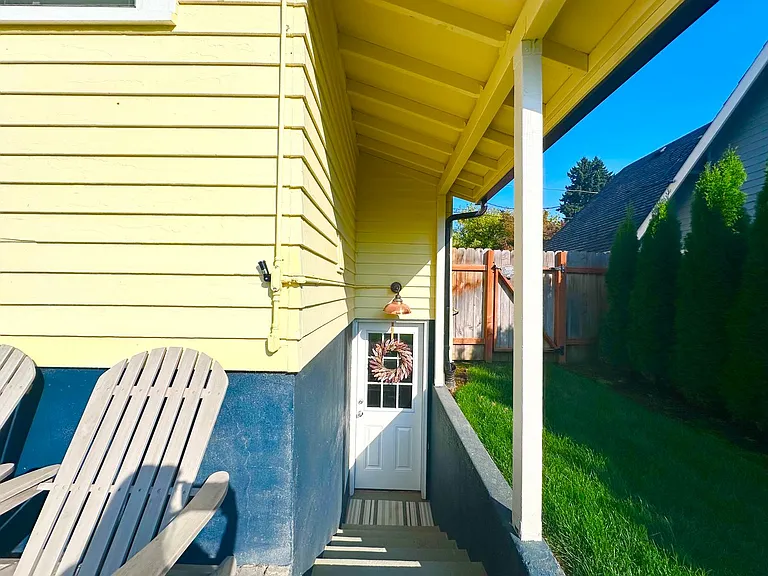 Modern Comfort Meets Convenience Fully Furnished 2-Bedroom ADU in Milwaukie! — Photo 2