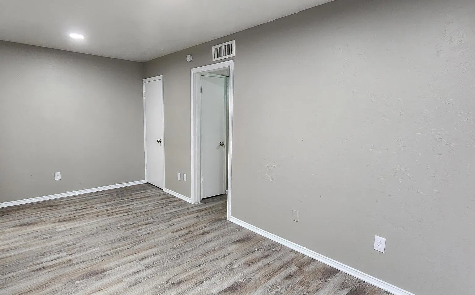 2 bed, 1.5 bath, 1050 sqft, $1,200 — Photo 4