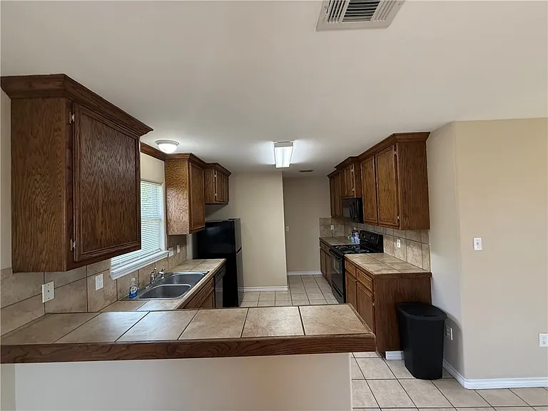 622 Webb St — Photo 6