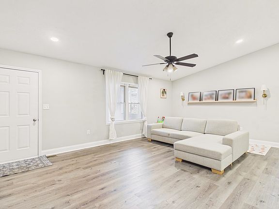 3rd image of 879 Lee Rd