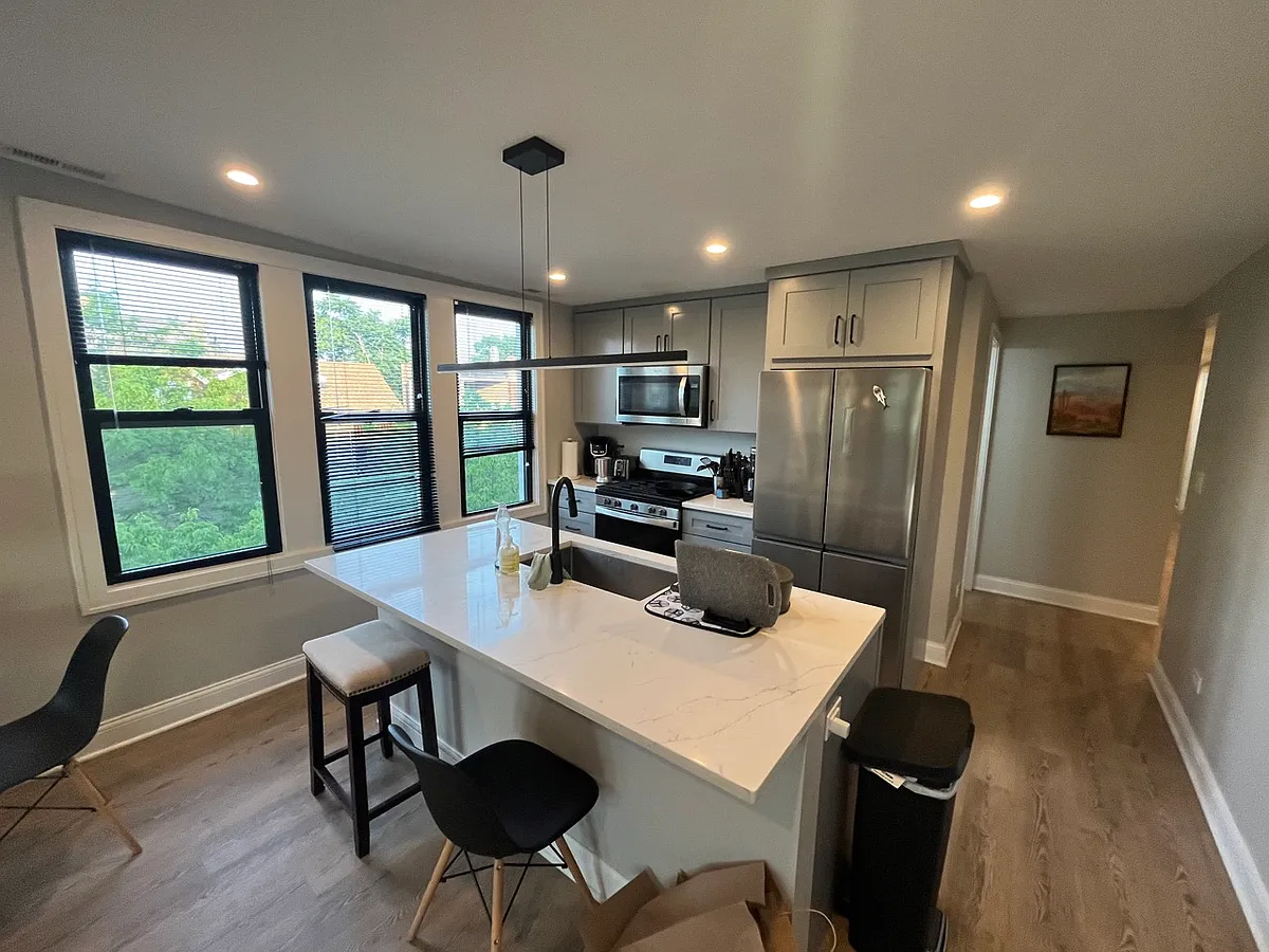 Building Photo - 1101 W Cornelia Ave #3