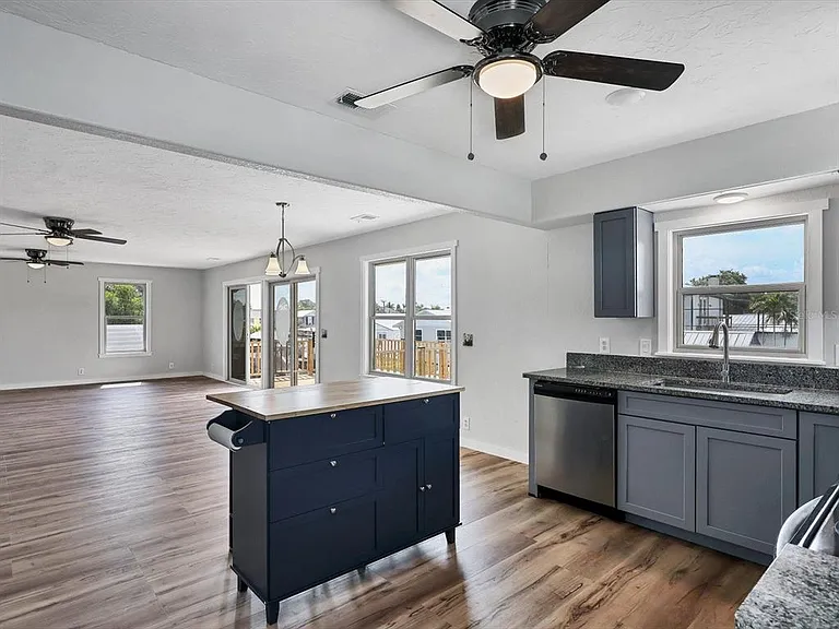 4212 3rd Ave NE — Photo 33