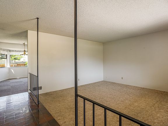 3rd image of 3405 Yosemite Dr NE
