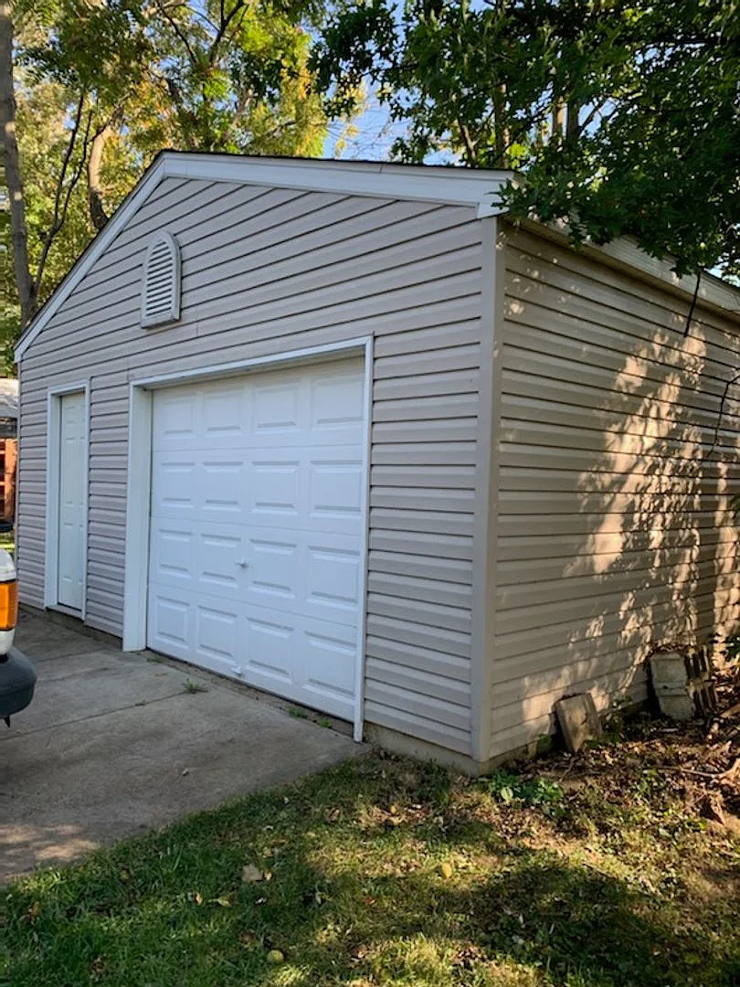 2 Bedroom 1 Bathroom Single Family on Double Lot — Photo 2
