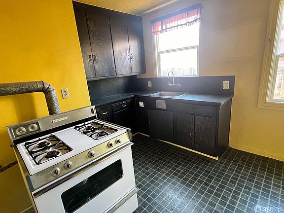 5th image of 819 Commercial Ave