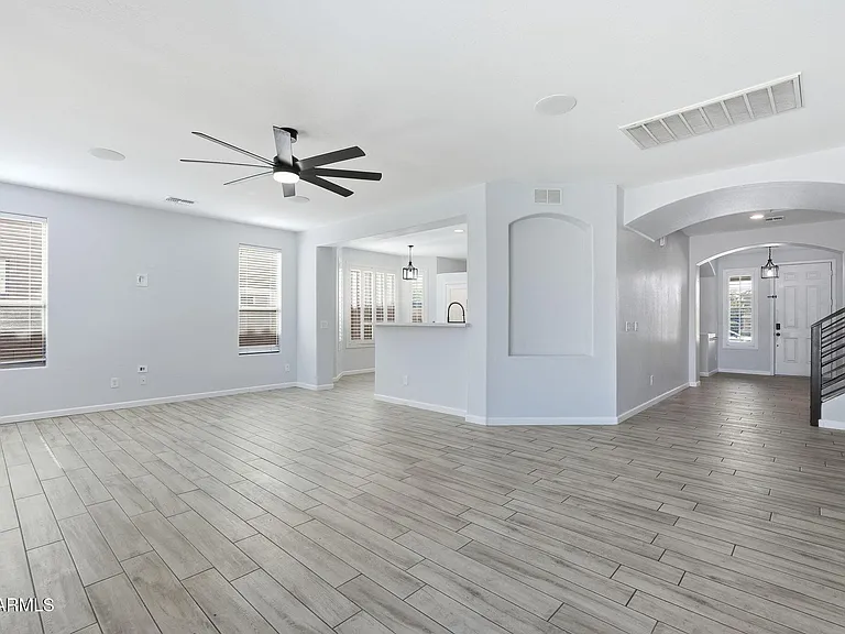 11402 W Alvarado Rd — Photo 10