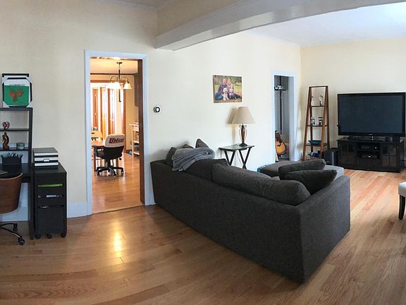 Entry/Living Room