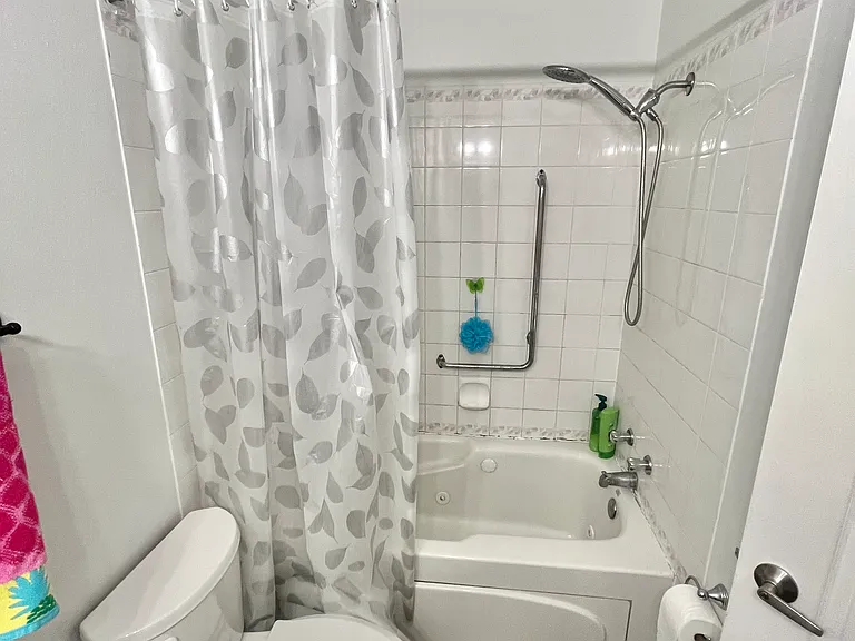 1033 Youville Dr W — Photo 7