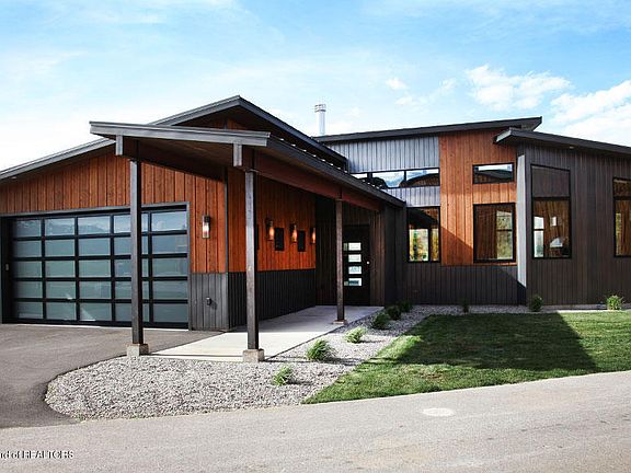 2nd image of 592 Airport Dr
