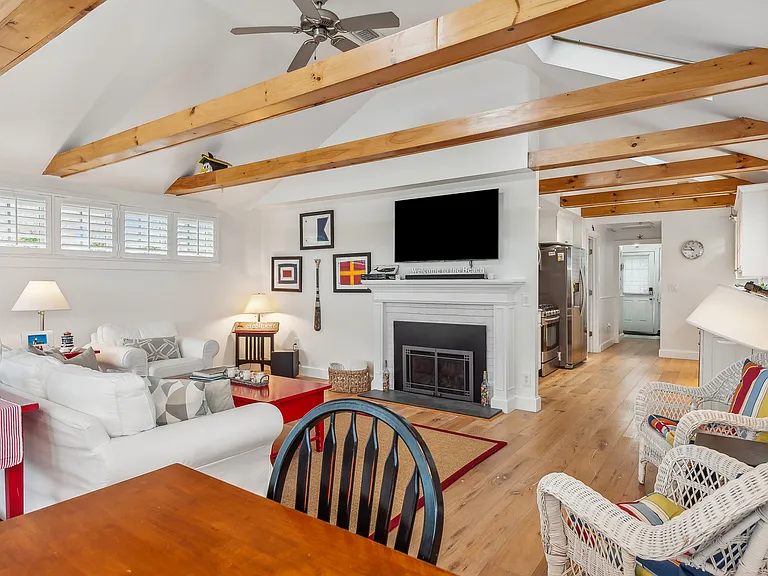 33 Bay Ave — Photo 13