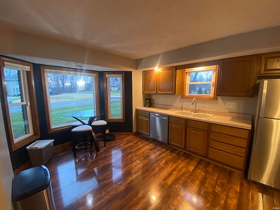 3rd image of 75 Excalibur Ct