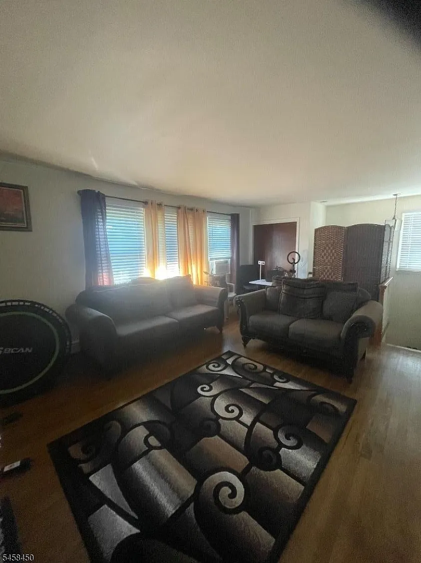 2 bed, 1.0 bath, $2,100 — Photo 3
