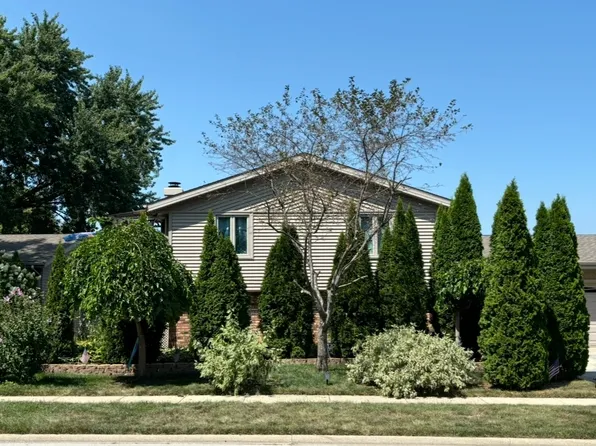856 Quail Dr, Bradley, IL 60915