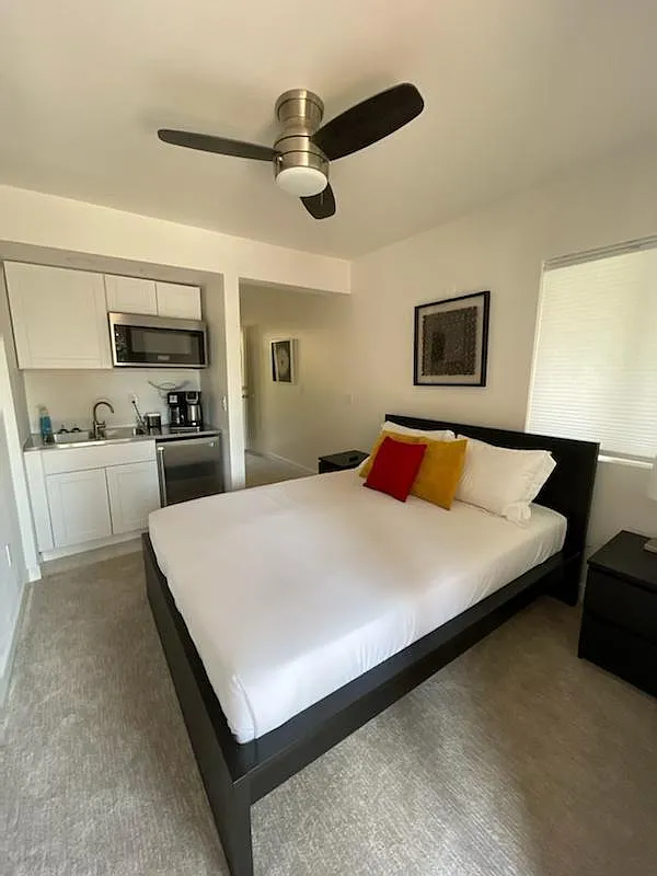 Studio, 200 sqft, $1,400 — Photo 2
