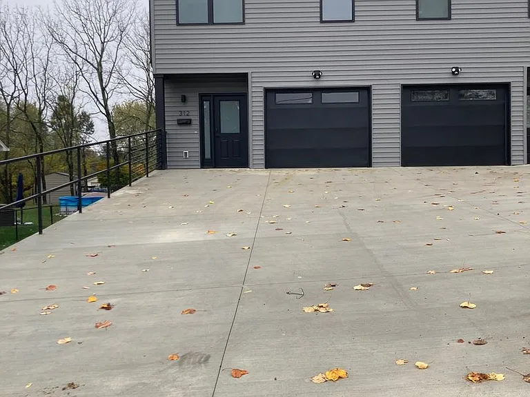 312 Lincoln St — Photo 2