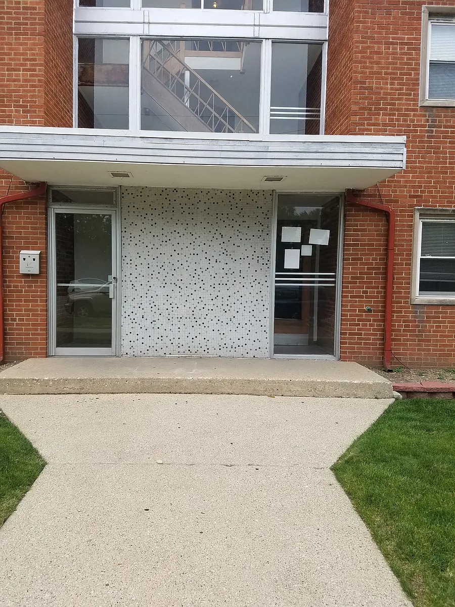Building Photo - 2405 W Balmoral Ave #2D