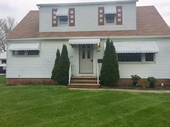 557 Crescent Dr, Willowick, OH 44095