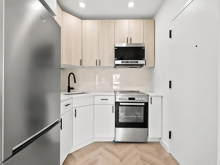 105 Gates Ave #7 — Photo 2