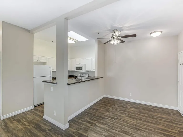 600 Front — Photo 11