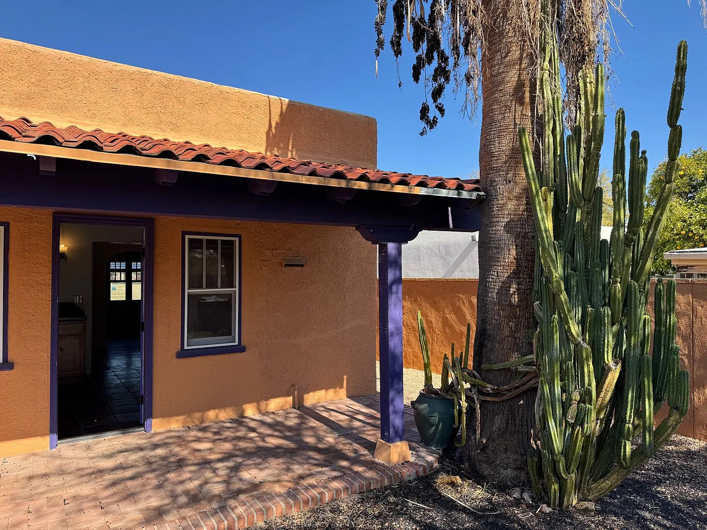 Charming Mid-Town 3 Bedroom 2 Bath Main House! — Photo 2