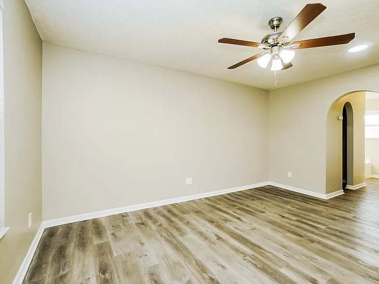 1667 Eastbrook Dr N — Photo 13