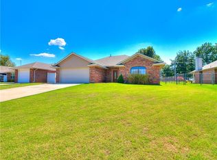40 Hillcrest Dr, Chickasha, OK 73018