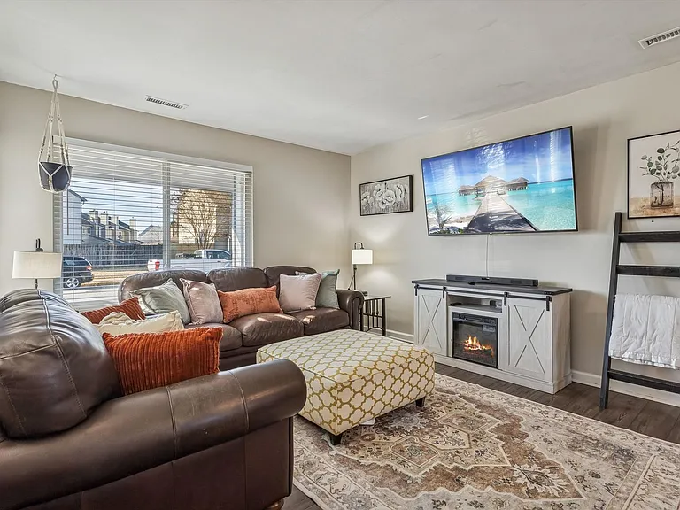 762 Quesnel Dr — Photo 5