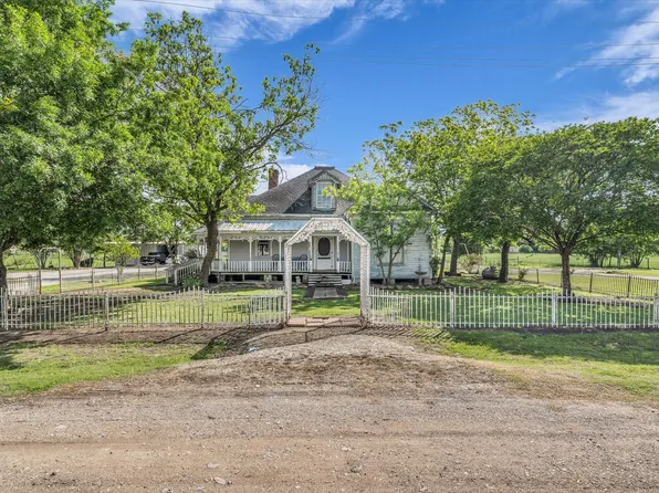 421 N Huey Ave W, Mount Calm, TX 76673
