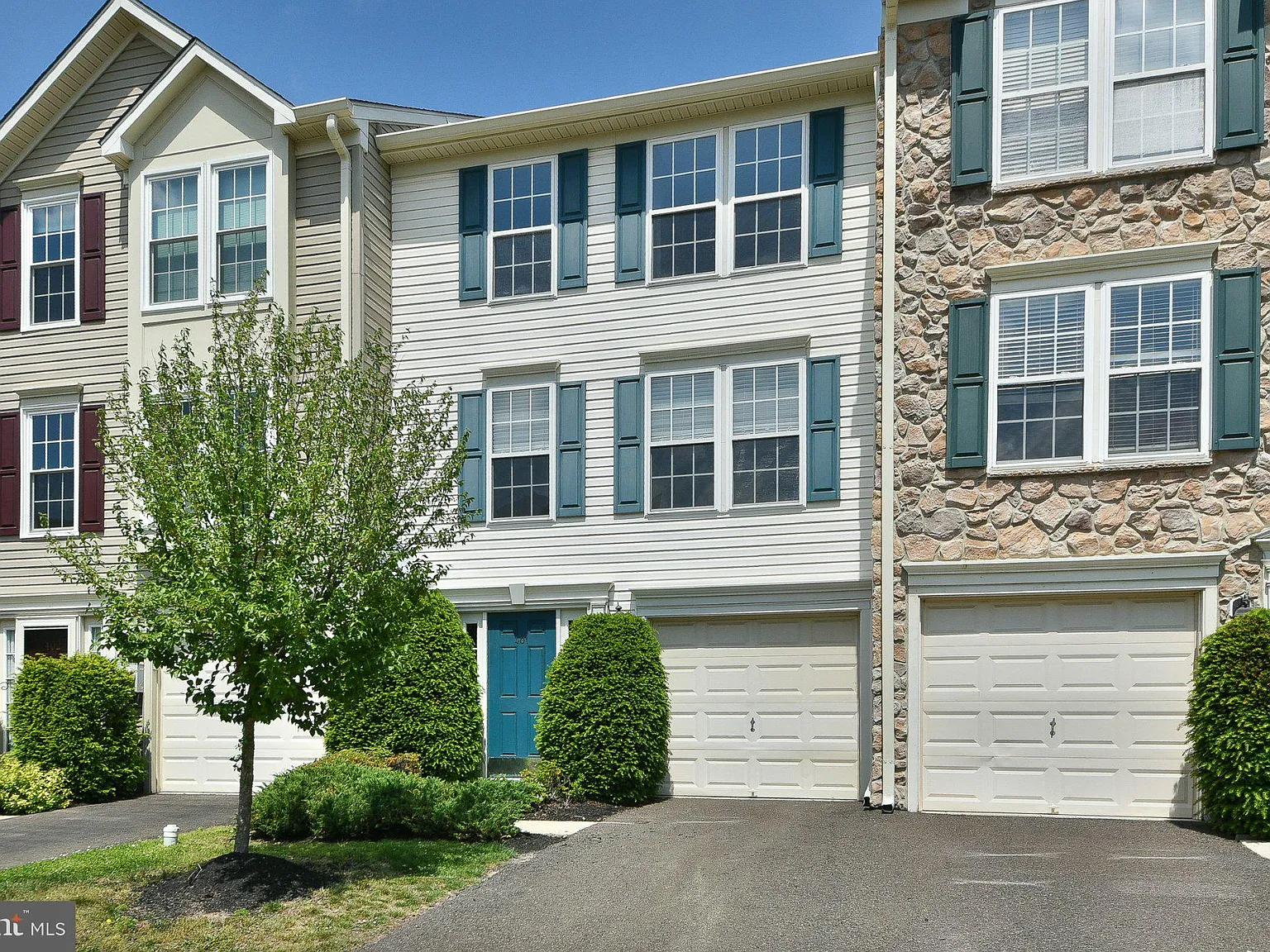 3 bed, 2.5 bath, 2276 sqft, $3,000 — Photo 2