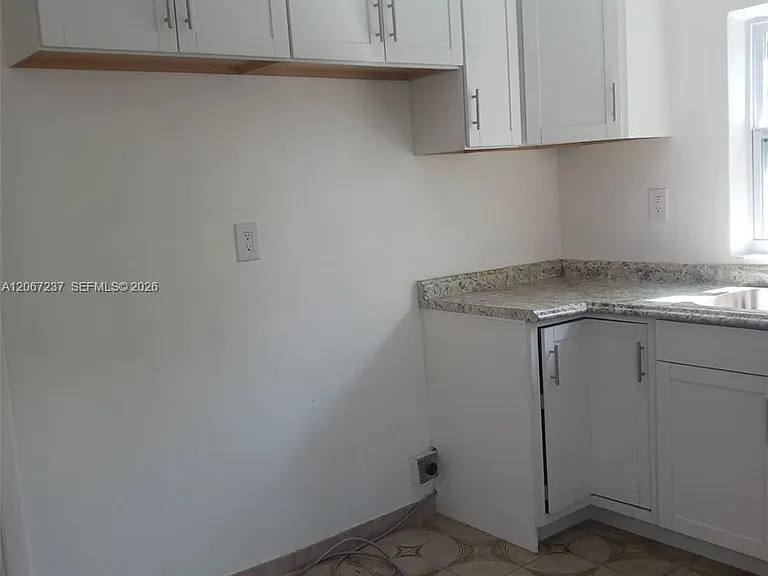 170 E 46th St #2 — Photo 4