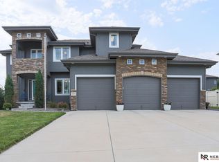 6769 Ridgewood Dr, Papillion, NE 68133