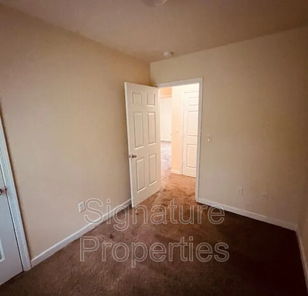 555 Fairfax Ave #C — Photo 23
