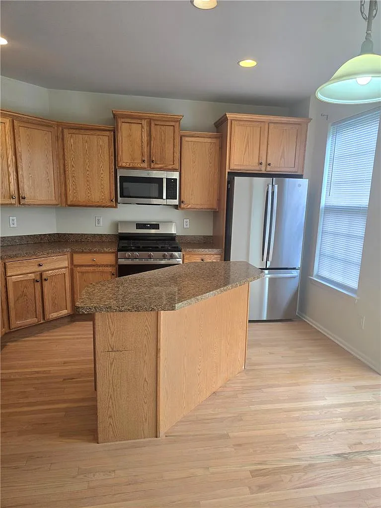 3 bed, 2.5 bath, 2406 sqft, $2,600 — Photo 2