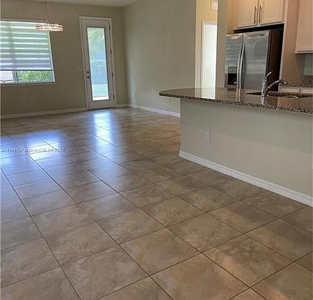 4th image of 1022 Banyan Dr