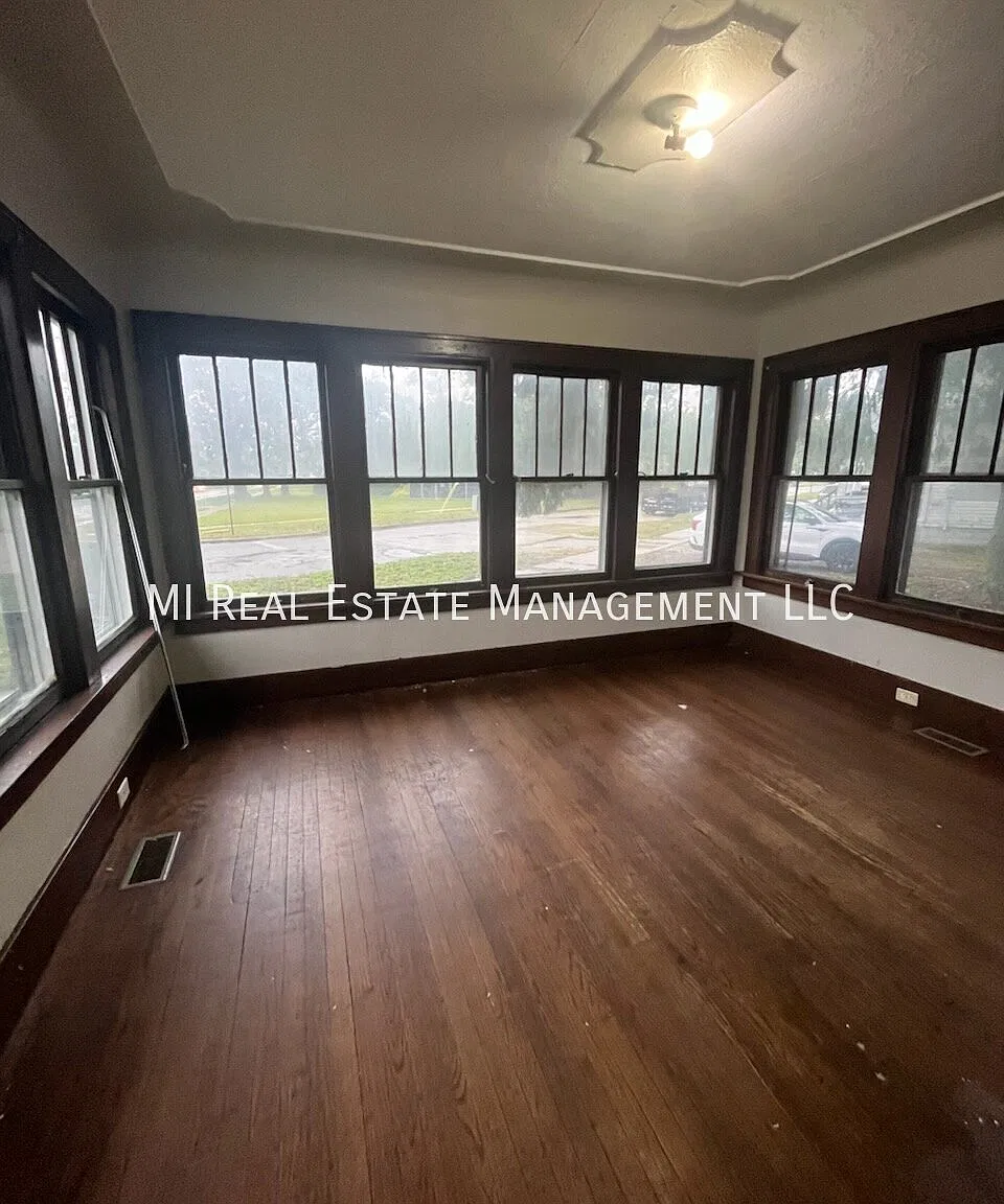 3 bed, 1.0 bath, 1100 sqft, $1,350 — Photo 4